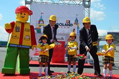 Photo: Mr. Nick Varney, CEO of Merlin Entertainments Plc, Mr. Takashi Kawamura, mayor of Nagoya City, main character of LEGOLAND and children celebrate the groundbreaking ceremony for Legoland. 