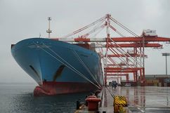 Photo: The EDITH MAERSK is moored at Tobishima Pier South Container Terminal.