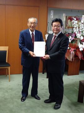 Photo:Mr. Masaharu Ikuta, President of Nagoya Port Terminal Corporation, receives a certificate of designation from Mr. Akihiro Nishimura, Senior Vice-Minister of MLIT.