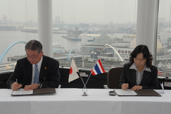 Photo: Ms. Lawan Oungkiors, Deputy Director General of the Port Authority of Thailand, and Mr. Takashi Yamada, Executive Vice President of the Nagoya Port Authority, sign the Partnership Agreement.