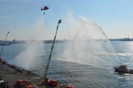 Photo:A fire boat and vehicles discharging water at Dezomeshiki, an annual event for the New Year
