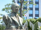 写真：奥田助七郎氏の像