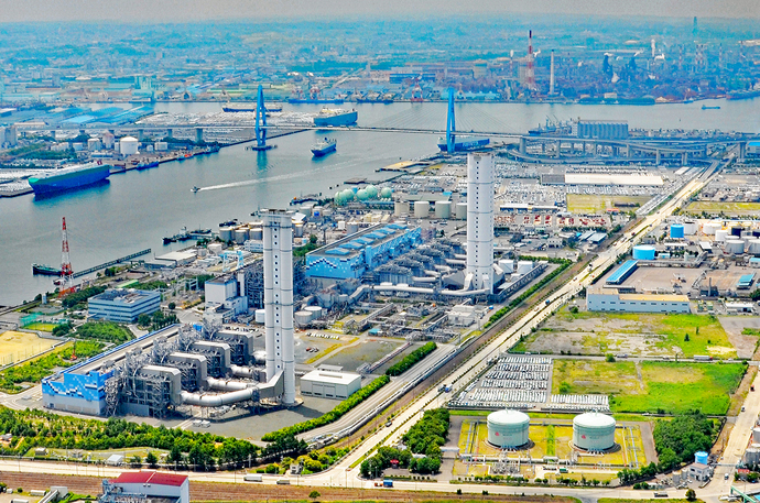 名古屋港内にある火力発電所の写真