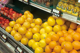 スーパーに並ぶ果物の写真