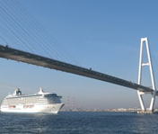写真:クルーズ船と名港中央大橋