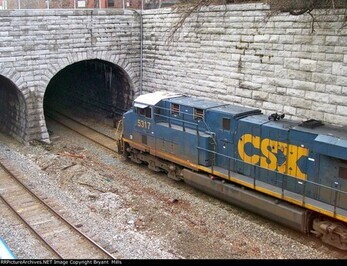写真：石造りのトンネルに向かって走る電車