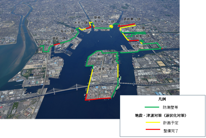 左は名古屋港の防潮壁全体の位置を示した上空写真、右は防潮壁の液状化対策工事の写真と液状化対策工事後の防潮壁の写真