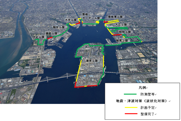 左は名古屋港の防潮壁全体の位置を示した上空写真、右は防潮壁の液状化対策工事の写真と液状化対策工事後の防潮壁の写真