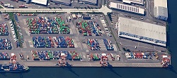 photo:Bard's-eye view of the Tobishima Pier North Container Terminal, gantry cranes and container vessels
