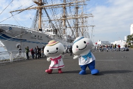 Mascot characters are posing in front of the Kaiwo Maru.