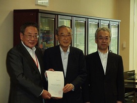 Photo: From left, Mr.Ishigaki, Mr.Ikuta, Mr. Kikuchi