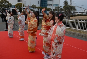 Photo: Aichi Samurai Princess wave their hands.