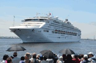 Photo: People watch the Sun Princess. 