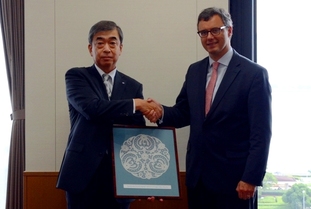 Photo: Mr. Joachim Coens, President Managing Director of Port Authority Zeebrugge, and Mr. Takayuki Kondo, Executive Vice President of Nagoya Port Authority shake hands.