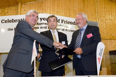 Photo: Mr. Marc Van Peel, Chairman of Antwerp Port Authority, Mr. Eddy Bruyninckx, CEO of Antwerp Port Authority, and Mr. Takayuki Kondo, Executive Vice President of Nagoya Port Authority signed the 