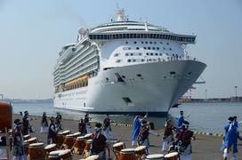 Photo: Many people welcome the Mariner of the Seas.
