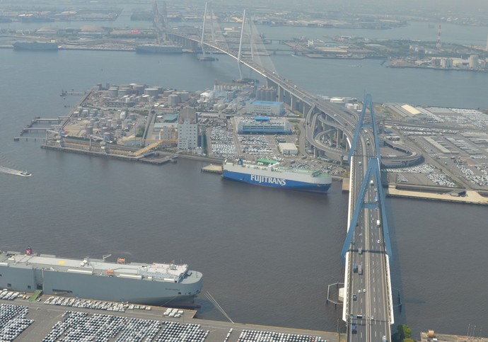写真：名港トリトン・伊勢湾岸自動車道の上空からの写真