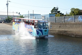  amphibious bus splashing into the sea