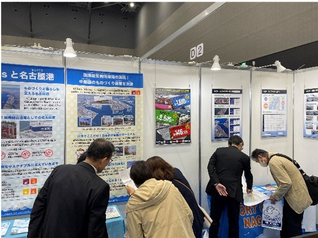 ブース見学者への説明