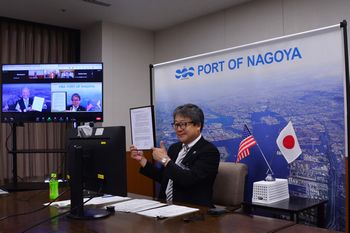 Mr. Kamata, Executive Vice President of the Nagoya Port Authority, smiling and holding up a renewed MOU