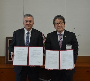 Group photo; from left, Mr. Jinshan and Mr. Kamata 