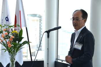 Mr. Yokochi sharing his determination with the Nagoya Port Building in the background
