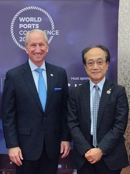 from left; Mr. Eugene D. Seroka, Executive Director of the Port of Los Angeles, Mr. Tamakazu Yokochi, Executive Vice President of the Nagoya Port Authority