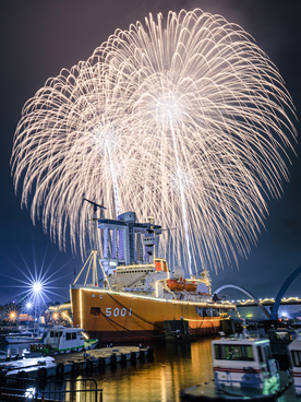 南極観測船ふじと花火