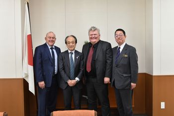 集体合影：左起莱克先生、横地先生、沃勒贝克先生以及埃弗雷特港远东地区代表小盐先生