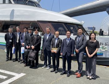 集体合影: 前排右起; 卞在荣总经理（第三位）、名古屋港管理组合横地玉和专任副管理者（第四位）